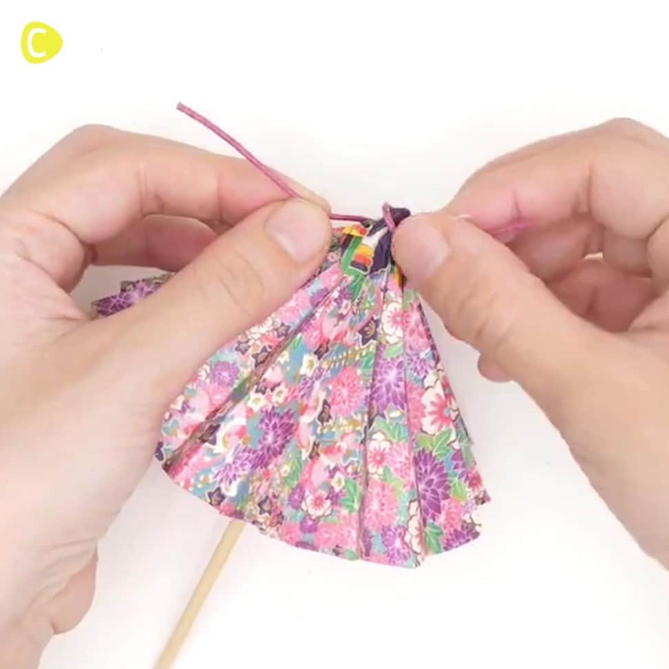 のインスタグラム：「❤️DIY：Japanese Umbrella Made With Origami⛱ ❤️インテリアにも可愛い♪ 千代紙で作る番傘⛱ repost from @lovecraft_jp . 💗Check👉 @cchannel_girls 🎶 💗Follow me👉 @cchannel_artandstudy 🎵 📲C CHANNELのアプリもよろしくお願いします💕 . lovecraft_jp @lovecraft_jp . 今回は折り紙で作る番傘の作り方をご紹介します！ 折り紙で作りますが、しっかりと傘が開くので本格的！ お部屋に飾ってインテリアにしても可愛いです 【必要なもの】 ・折り紙（15cm×15cm　表と裏で２色） ・折り紙（2.5cm×2.5cmを1枚と2.5cm×1.5cmの紙を１枚） ・ハサミ ・ボンド ・竹ひご（12cm） ・ひも 【作り方】 1. 動画を参考に傘の部分を折り紙で折っていく（同様に傘の裏の折り紙も折る） 2. 折ったら、根元の部分をハサミでカットする。裏の折り紙は真ん中に切れ目を２箇所入れる。両方の先端に竹ひごを通す穴を小さく切っておく。 3. 裏の折り紙を広げ、切り込みを入れた外側の部分の折り目の山折り部分を谷折りに、谷折り部分を山折りにする 4. ボンドを使って表の傘部分と裏の部分をくっつける（ぴったりではなく裏の折り紙をやや内側に） 5. 端の部分に切れ目を入れて、ボンドをつけて内側に織り込んでいく 6. 傘に竹ひごを通して、切れ目を入れた2.5cm四方の紙にボンドをつけて先端にくっつける。 7. 先端をひもで結び、ボンドをつける。長い部分はカットする 8. 2.5cm×1.5cmの紙の真ん中の端に２箇所切れ目を入れる。上部と切れ目を入れた端の部分にボンドをつけて、傘の内側に巻きつけるように貼る（この時、ボンドが竹ひごにつかないように注意！） 9. 傘が開くように調整できたら完成！ . . #origami#paperart#paperarts#paperartwork#paperartist#papiroflexia#paperfolding#origamiart#origamiartist#japanculture#japaneseculture#japaneseart#japanesecraft#origamis#origamilove#origamipaper#instacraft#handcrafted#handmadecrafts#handmadedecor#hadmadewithlove##handmadestyl#holidaygiftideas#oldjapan#umbrella#japaneseumbrella #kawaiistyle#lapanstyle#japaneselife」