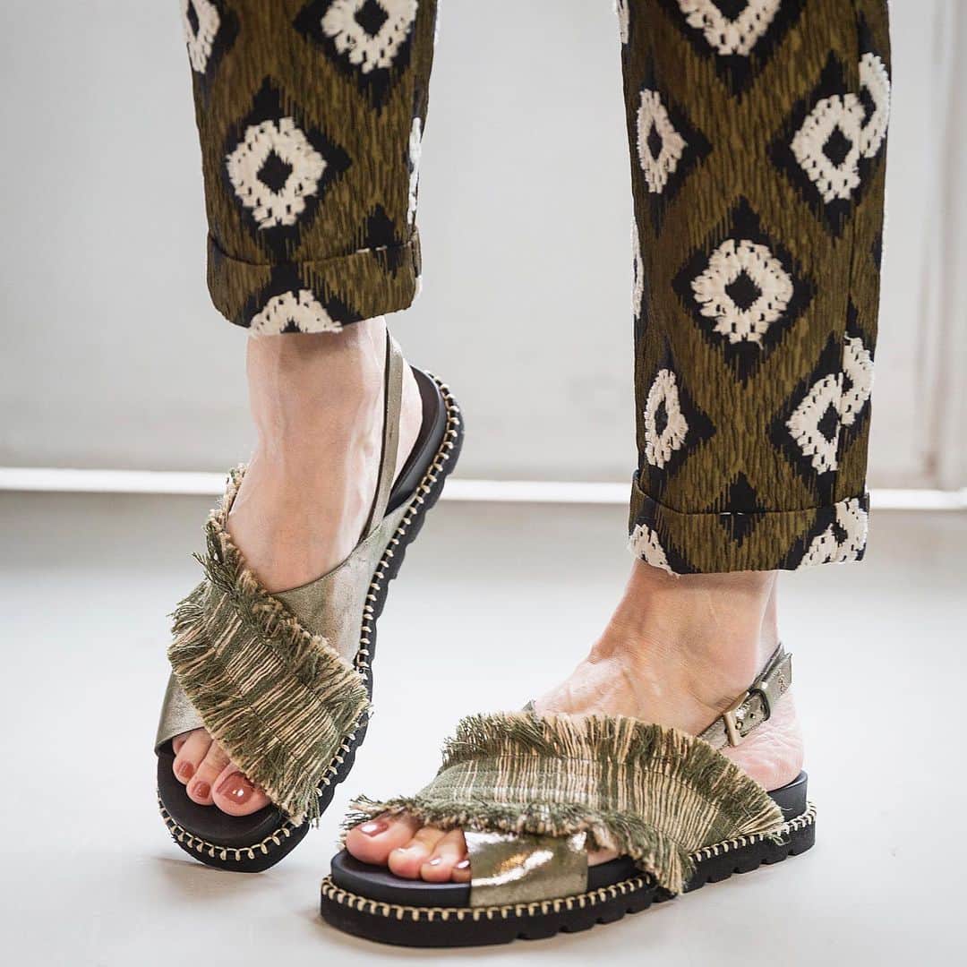エンリーベグリンのインスタグラム：「The most comfortable ethnic sandals by Henry Beguelin!  #henrybeguelin#vegetaltannedleather#sandals#ethnic#style#juta#linen#fabric#leather#lime#color#」