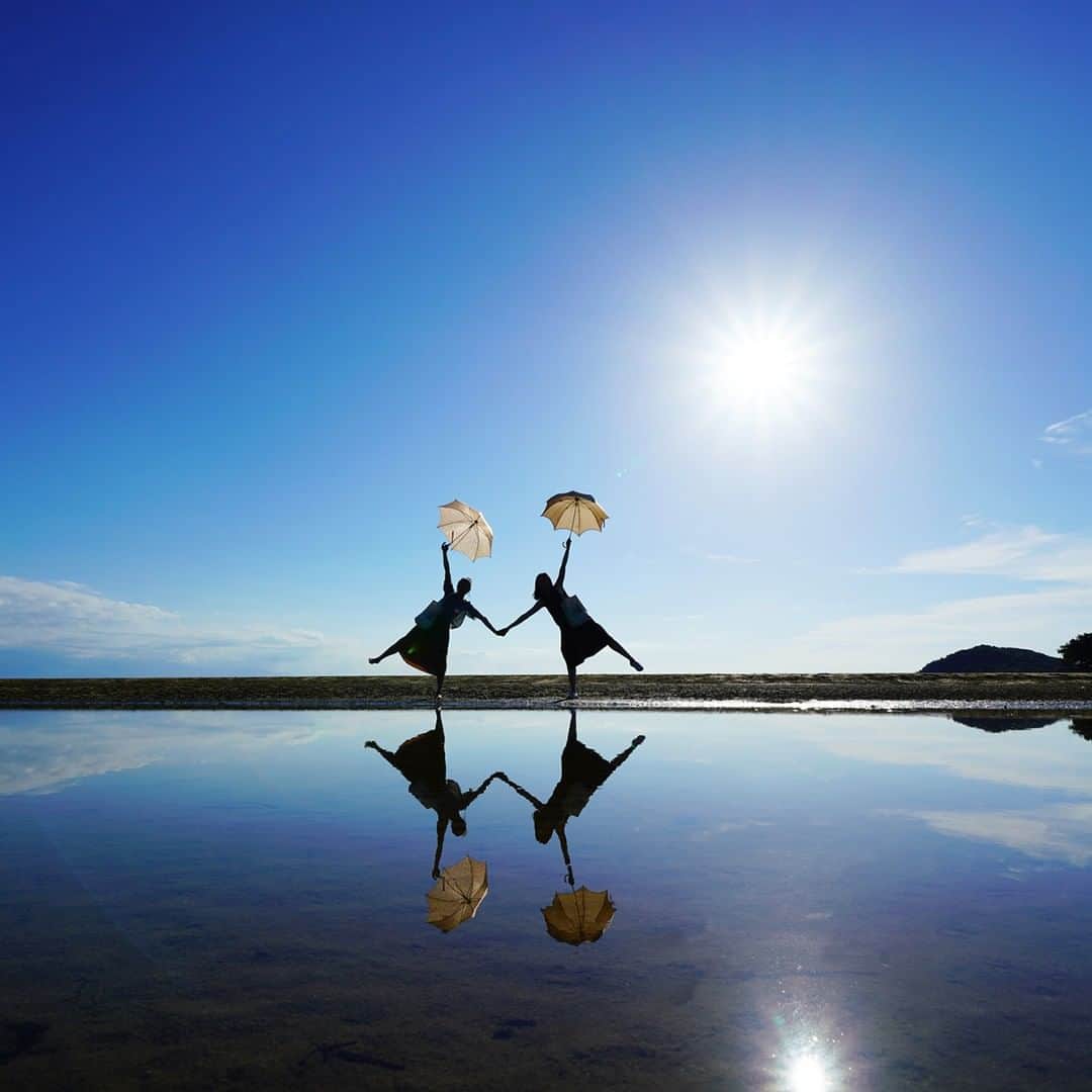 のインスタグラム：「#日本のウユニ塩湖 と呼ばれ人気のフォトスポット #香川県 #父母ケ浜 (ちちぶがはま)🌈☂ 風のない穏やかな干潮時、空を映し出す大きな鏡のような潮だまりが干潟に現れたらシャッターチャンスです📷👍🏻 . ********************** 📷フォトコンテスト開催中📷 旅先で出会った忘れられない絶景の写真に #楽天忘れられない絶景 をつけて投稿してね♪ 最優秀賞には3万円クーポンプレゼント😆 ********************** . #楽天トラベル #楽天  #rakutentravel #旅 #旅行 #旅に出よう #旅行好きな人と繋がりたい #travel #trip #日本 #japan #일본 #instagramjapan #IG_JAPAN #japantrip #香川 #インスタ映え #フォトジェニック #リフレクション #四国のウユニ塩湖」