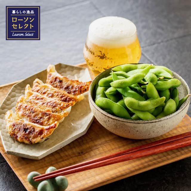 ローソン さんのインスタグラム写真 - (ローソン Instagram)「週末の夜は、ローソンセレクトの冷凍食品をおつまみに乾杯しませんか♪「焼餃子」「枝豆」で簡単におつまみが完成します(^^) #ローソン #ローソンセレクト #LAWSON #冷凍食品 #焼餃子 #枝豆 #おつまみ #ビール #beer #japanesefood #instagood #foodstagram #foodpics」6月1日 18時00分 - akiko_lawson