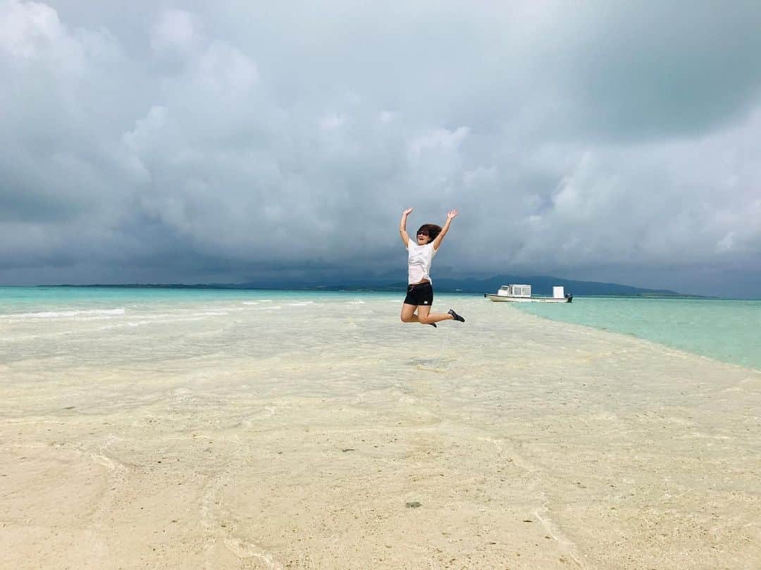 佐野優子のインスタグラム：「. 潮が引いてる時にだけ現れる島🏝 . 大雨予報の日だったけど奇跡的に太陽出た〜🌞 . . . #石垣島 #八重山諸島  #幻の島 #浜島 #雨雲だらけ #bluelagoon . @bluelagoon_ishigakijima  ありがとうございました✨」