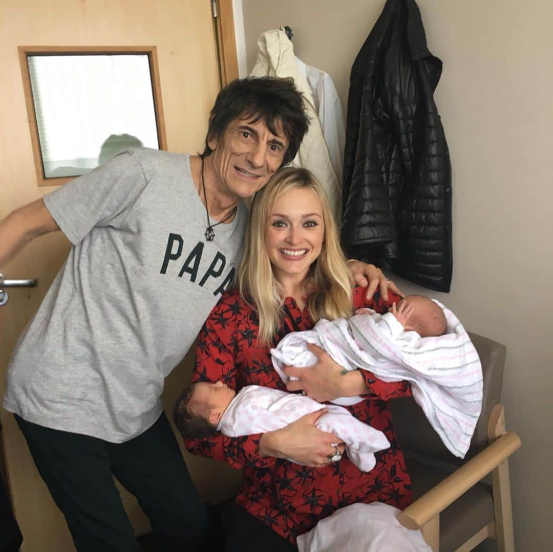 ファーン・コットンさんのインスタグラム写真 - (ファーン・コットンInstagram)「Happy birthday @ronniewood  We love ya ❤️ And happy 3rd birthday to Alice and Gracie! 💗♥️」6月1日 18時11分 - fearnecotton