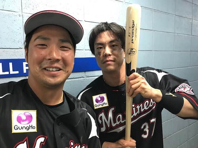 千葉ロッテマリーンズさんのインスタグラム写真 - (千葉ロッテマリーンズInstagram)「試合直後のミキティーと香月一選手‼️ #千葉ロッテマリーンズ #chibalotte #ZOZOマリンスタジアム #三木亮 #香月一也」6月1日 18時12分 - chibalotte