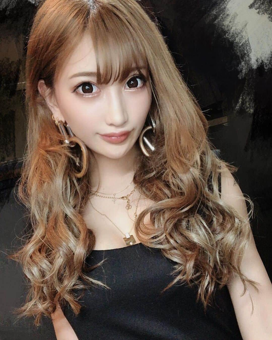 のインスタグラム：「Red doragon🍸 広報兼キャストとして 最近ちょくちょくおりまして、 出勤する際はストーリー&Twitterにて告知してますので是非お気軽に遊びに来て下さい♥️ 女子も大歓迎😍  女優さんのイベント告知も要チェックして下さいね😚💙 #aika #reddragon #キャバクラ #avキャバクラ #六本木」