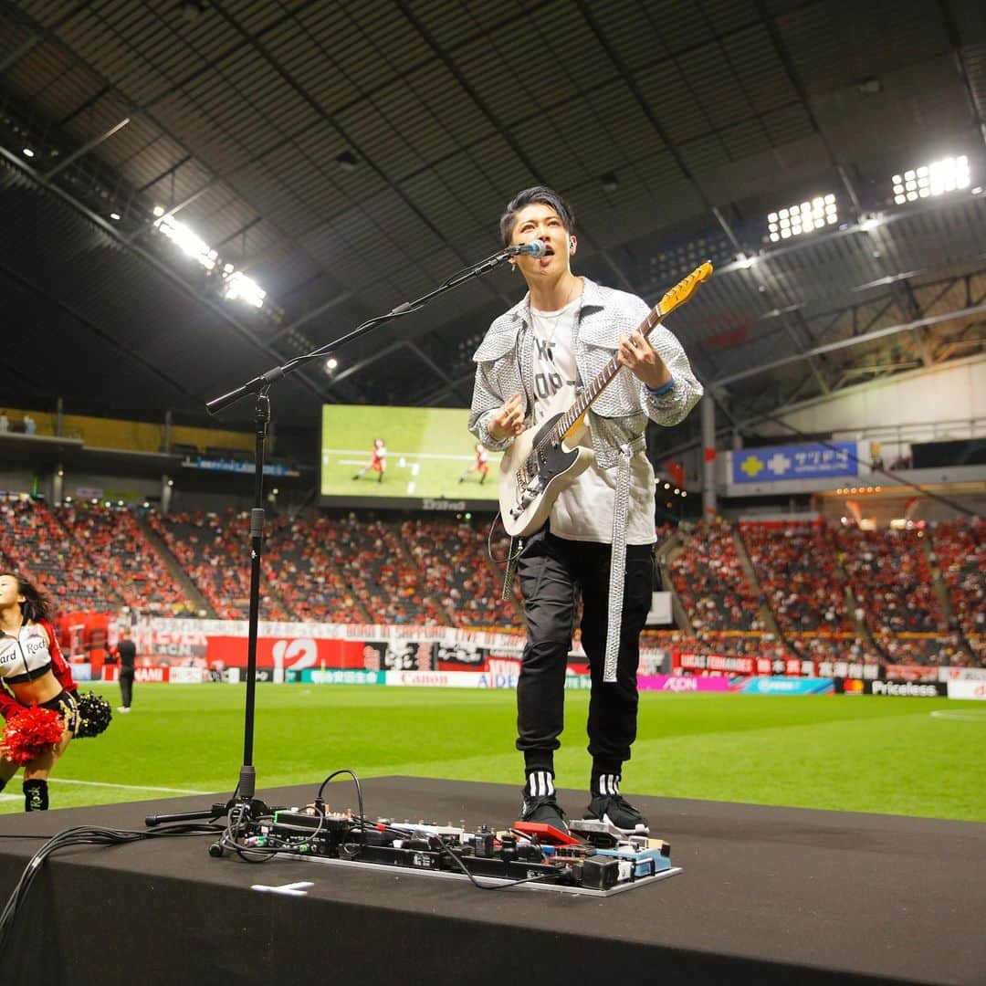 コンサドーレ札幌さんのインスタグラム写真 - (コンサドーレ札幌Instagram)「本日の広島戦は『HardRock Experience Thanks Match』ということで、ギタリストのMIYAVIさんとコンサドールズによる HALF TIME SHOWが行われました✨ . #hardrockjapan @hardrockjapan  #MIYAVI @miyavi_ishihara . . MIYAVIさんのギターの音に札幌ドーム中が包まれ、勝利に向け最高の雰囲気を作っていただきました😎🎸ありがとうございました！ . そして、明日は Zepp SapporoにてMIYAVIさんのLIVEが行われるそうです！今日の勝利の余韻に浸りつつ、ギターの音に酔いしれたいですね🎸 . #consadole #コンサドーレ #Jリーグ　#JLEAGUE #football #soccer #supporter #サポーター #soccerphotography #soccertime #北海道　#HOKKAIDO #札幌　#SAPPORO #music #guiter #consadolls #entertainment」6月1日 18時16分 - hokkaido_consadole_sapporo