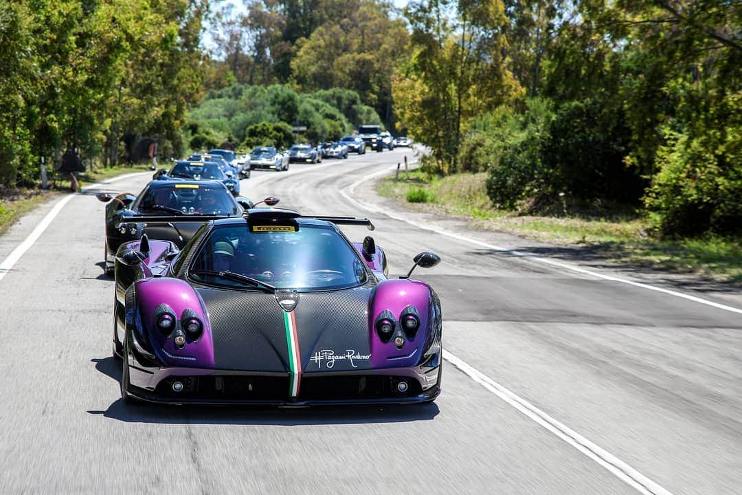 パガーニ・アウトモビリのインスタグラム：「Goodbye Sardinia! We all miss you already! However, now it's time for the MONZA CIRCUIT.  It is your chance to see the highest number of Pagani hypercars ever on the racetrack.  Free entry! Get your ticket now (check the link in bio). Location: Autodromo di Monza Time: 2 June 2019, 11 am - 5 pm.  Live it!  #pagani #zonda #zondaviola #huayra #huayrabc #huayraroadster #paganiraduno - The Vanishing Point」