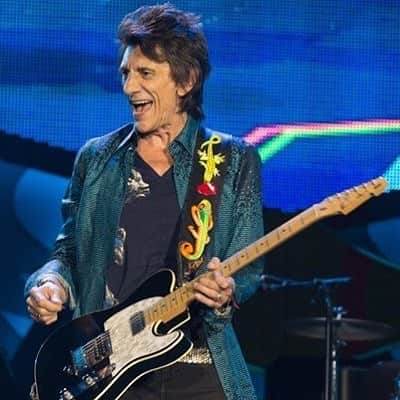 The Rolling Stonesさんのインスタグラム写真 - (The Rolling StonesInstagram)「Happy birthday to the one and only @ronniewood! Keep on rockin’ Ronnie! 🎉🎸🎉 #happybirthdayronnie」6月1日 18時22分 - therollingstones