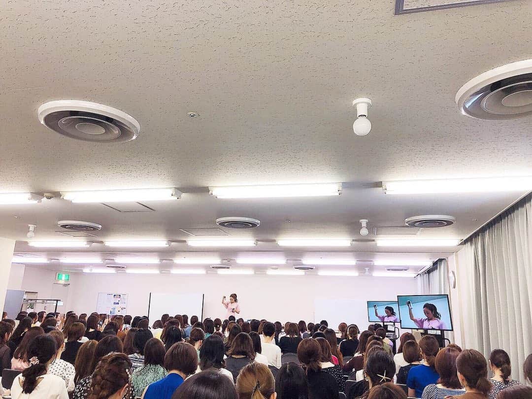 神崎恵さんのインスタグラム写真 - (神崎恵Instagram)「名古屋にて、ビューティ講座でした。 ご参加いただいたみなさま、ありがとうございました😌✨ 懐かしいお顔に、はじめましてのお顔。 お会いでき、とてもとても幸せでした。 ご参加いただいたみなさま、ありがとうございました✨ そして、今回の新刊イベント講座では、1300名をこえるみなさまにキャンセル待ちをしていただいたと報告を受けました。 また８月発売予定の新刊に合わせビューティ講座を予定しています。 お会いできるのを、楽しみにしております。 #ビューティ講座 #NHK文化センター #名古屋 いつもご参加くださる方々が、お会いするたびに更にお綺麗にキラキラしている姿をみて、感動しています。 綺麗だったなぁ🥺✨」6月1日 18時23分 - megumi_kanzaki