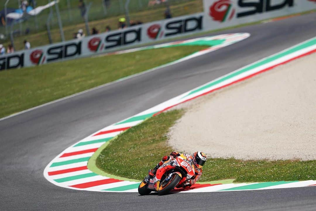 レプソル・ホンダさんのインスタグラム写真 - (レプソル・ホンダInstagram)「#ItalianGP FP3 ✅ ⠀⠀⠀⠀⠀⠀⠀⠀⠀ @marcmarquez93 🅿️3️⃣ #MM93🐜 ⠀⠀⠀⠀⠀⠀⠀⠀⠀ @jorgelorenzo99 🅿️1️⃣2️⃣ #JL99😈 ⠀⠀⠀⠀⠀⠀⠀⠀⠀ #25RepsolHonda #Repsol #MotoGP #Honda #Racing #RepsolHonda #HRC #RC213V #MM93 #JL99 #MarcMarquez #JorgeLorenzo #ThePowerOfDreams #Motorcycle #Italy #Mugello #Practice 🇮🇹」6月1日 18時26分 - hrc_motogp