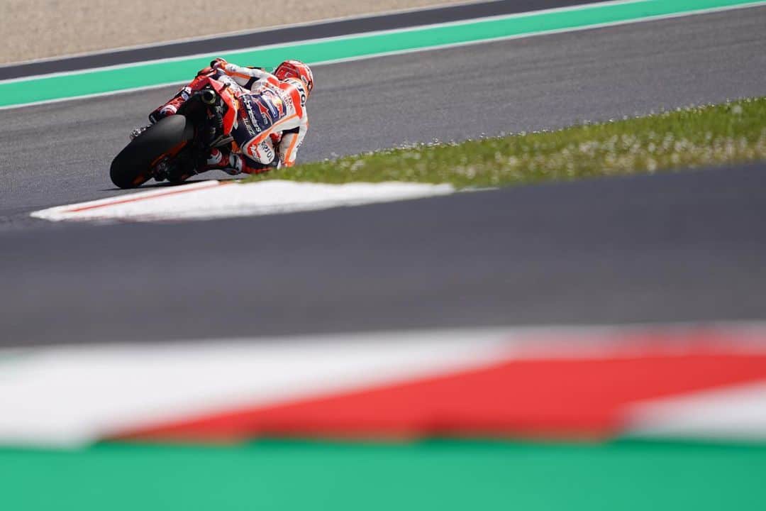 レプソル・ホンダのインスタグラム：「#ItalianGP FP3 ✅ ⠀⠀⠀⠀⠀⠀⠀⠀⠀ @marcmarquez93 🅿️3️⃣ #MM93🐜 ⠀⠀⠀⠀⠀⠀⠀⠀⠀ @jorgelorenzo99 🅿️1️⃣2️⃣ #JL99😈 ⠀⠀⠀⠀⠀⠀⠀⠀⠀ #25RepsolHonda #Repsol #MotoGP #Honda #Racing #RepsolHonda #HRC #RC213V #MM93 #JL99 #MarcMarquez #JorgeLorenzo #ThePowerOfDreams #Motorcycle #Italy #Mugello #Practice 🇮🇹」