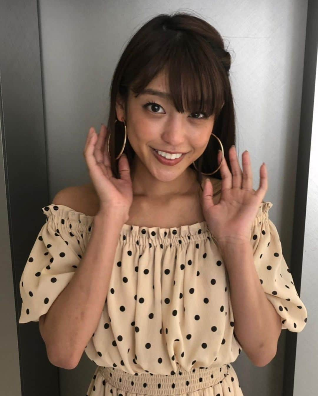 岡副麻希さんのインスタグラム写真 - (岡副麻希Instagram)「🌼 今夜の『#千鳥のジョブラバーズ』は、 #朝日放送（25時10分〜） #見取り図 のおふたりが植木屋さんに🌵😊 .  みなさま、#お庭の手入れ はどうされていますか？  あのチョキチョキって本当に#職人技 だなぁと改めて思いました✨✨、 衣装はプライベートではなかなか着る勇気がない #オフショル  のワンピース👼💫💫 大ぶりのピアスをあわせ、肩のすかすかを埋める作戦💖  衣装👗#royalparty  ピアス#osewaya」6月1日 18時36分 - maki_okazoe_official