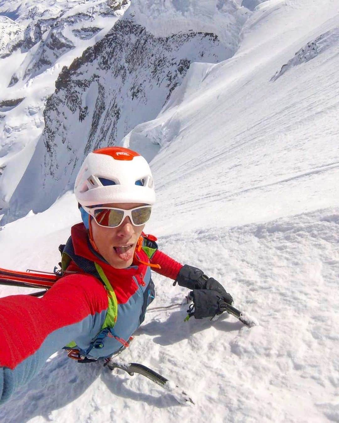 ミレーさんのインスタグラム写真 - (ミレーInstagram)「Feeling hot these days? 📷 @philippbrugger  #MilletRiseUp #mountaineering #alpinisme #alpinism #alpinismo #mountains #alps #mountainequipment #solomountaineering」6月1日 18時28分 - millet_mountain