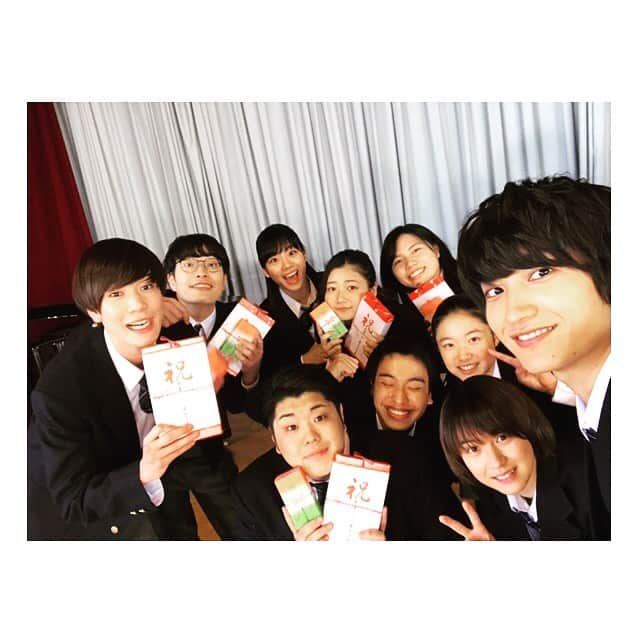 近藤笑菜さんのインスタグラム写真 - (近藤笑菜Instagram)「【ドラマ】 【第7話放送】 さあさ、土曜日！です！ NHKよるドラ「腐女子、うっかりゲイに告る。」 今夜23:30から第7回の放送ですよ〜〜〜🌸 . 腐女子〜は全8回なので、第7回というのはクライマックスもクライマックス！！ 今夜は、スタッフキャスト一同気合い満点の大事なシーンが…！エキストラの皆さんにもご協力いただいた大切な場面🌈 多くは語りません。ぜひとも、ぜひ、ぜひ、見ていただきたい！ 皆さまぜひ、今夜お見逃しなく！！！🍀 . 写真は クランクアップの日💐 ずっと撮影していた学校で卒業式のようにしてもらいました。スタッフさんたちの愛…😭💕 みんな載せていたので、私もみんなでの載せちゃう📸♡ . . 出演作たち、他にもそれぞれお披露目あります！各作品よろしくお願いします☺︎ ↓ ◯●出演情報●◯ 🐎ドラマ『腐女子、うっかりゲイに告る。』 NHK総合 毎週土曜23:30〜🌷今夜第7回放送🌷 NHKオンデマンドにて見逃し配信中！ . 🐎映画『少女邂逅』 東京◯下北沢トリウッド🌷本日🌷〜14日(金)※上映時間日替り Amazon他にてDVD/Blu-ray販売中！ 全国のTSUTAYA/GEOにてレンタル中！ . 🐎映画『霊的ボリシェヴィキ』 Amazon他にてDVD/Blu-ray発売決定！ 6月5日(水)リリース アップリンク渋谷にて発売記念イベント開催決定🎊 . 🐎映画『無限ファンデーション』 2019年8月24日より新宿K’s cinemaはじめ全国順次公開！ . 🐎映画『左様なら』 2019年9月、アップリンク吉祥寺はじめ全国順次公開！ . 🐎舞台『墓場、女子高生』 別冊「根本宗子」第7号 脚本：福原充則　 演出：根本宗子 2019年10月9日（水）〜22日（火） @下北沢 ザ・スズナリ 8月チケット前売り販売開始！ . #腐女子うっかりゲイに告る #nhk #よるドラ  #少女邂逅 #無限ファンデーション #左様なら #霊的ボリシェヴィキ #墓場女子高生  #映画 #ドラマ #dvd #ブルーレイ #舞台 #movie #drama #stage」6月1日 18時28分 - emina_kondo