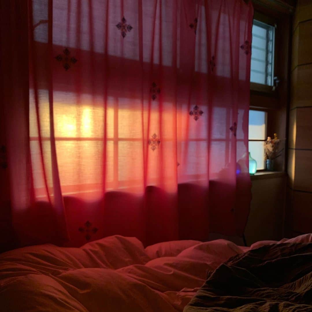 ラブリさんのインスタグラム写真 - (ラブリInstagram)「天気が良い日の夕暮れの寝室が💒 肌がピンクになる💒💕💓💞」6月1日 18時28分 - loveli_official
