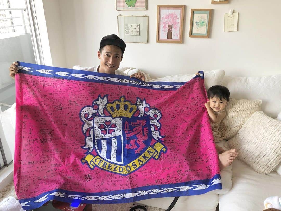 都倉賢のインスタグラム：「アウェイ鳥栖戦の応援有難うございました🙏  チームとして成長を実感しながらしっかりと勝点3を掴み取ることが出来ました。  本当に素晴らしい👏👏👏 そしてフラッグへの寄せ書き有難うございます。本当に嬉しいし感動しました😭😭😭このフラッグと共にリハビリ頑張っていくぞ👍  心が折れそうになった時は皆さんからのメッセージでモチベーション上げていくぞ！  また最近僕と同じ怪我以外でも、1人で一生懸命闘っている学生や、怪我をしている子供を持つ親、病気と戦っている方からも沢山ご連絡をいただく機会が増えました。 全てにお返しはできていないのですが、今できることを尽くして、共に復帰できるように頑張りましょう！  #返り咲きカウントダウン が少しでも誰かの希望になったらいいなと思っています👍  皆んな1人じゃない！！！」