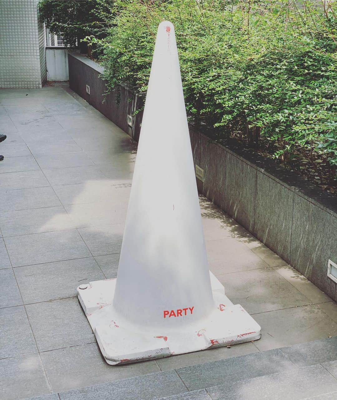 伊藤直樹のインスタグラム：「PARTYスタジオのパイロンがタモリ倶楽部で1位に。建築家槇文彦さんの高い美意識に守られてきた代官山ヒルサイドテラスの美観ルールのなかで苦肉の策で8年前に生まれた看板代わりの180センチあるパイロンがタモリさんに認められる日が来るとは。ちょっとボロボロになってきたけど、まだまだ頑張ってね。#代官山 #PARTYのシンボル  #signage #daikanyama #パイロンマニア #変わった看板 #槇文彦 #目印 #槇さん公認 #タモさん公認 #タモリ倶楽部 #bigroadcone」