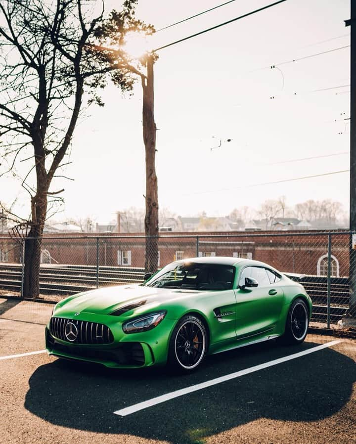 メルセデス・ベンツさんのインスタグラム写真 - (メルセデス・ベンツInstagram)「The sleeping beast. 🔥 Photo by @wavywinston with @divine_drive. __________ [Mercedes-AMG GT R | Kraftstoffverbrauch kombiniert: 12,4 l/100 km | CO₂-Emissionen kombiniert: 284 g/km | mb4.me/nefz] . #MercedesBenz #MercedesAMG #🌟 #AMG #AMGGTR #DrivingPerformance #mbfanphoto #automotivedesign #thebeast #mbcar」6月1日 18時30分 - mercedesbenz