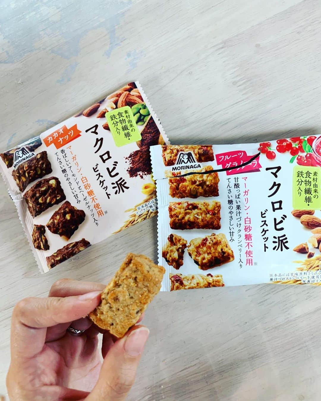 奥山絵里奈さんのインスタグラム写真 - (奥山絵里奈Instagram)「最近のオヤツ😋 #マクロビ派ビスケット @macrobiha 🍪 ・ ・  子供も一緒に食べるので体にいいお菓子を♫ ・ ・  ザクザクしてて食べ応えもあるしとっても美味しい🥰息子も沢山食べてました☺️栄養補えて嬉しい笑 ・ ・  マーガリンや白砂糖が使われていないので体に安心なんですよね！ ・ ・  自然のものばかりなので体に変に蓄積しないのでダイエットにも良さそうだなぁと♫ ・ ・  このマクロビ派ビスケット @macrobiha は7月23日まで写真投稿キャンペーンを実施中みたい！  抽選で100名の方に、クオカード500円分とマクロビ派ビスケット ＜フルーツグラノーラ＞＜カカオナッツ＞各6個セットが当たるそうですよ〜🍪🥰 #マクロビ派 #ザクザク #PR #ヘルシー #ヴィーガン #おやつ #お菓子 #間食 #てんさい糖 #食物繊維 #鉄分 #カカオナッツ #フルーツグラノーラ #食べスタグラム #マクロビ #マクロビオティック #マクロビスイーツ #ダイエット #ママと繋がりたい #産後ダイエット」6月1日 18時30分 - erinaokuyama