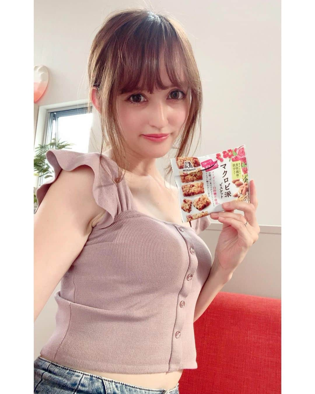 奥山絵里奈さんのインスタグラム写真 - (奥山絵里奈Instagram)「最近のオヤツ😋 #マクロビ派ビスケット @macrobiha 🍪 ・ ・  子供も一緒に食べるので体にいいお菓子を♫ ・ ・  ザクザクしてて食べ応えもあるしとっても美味しい🥰息子も沢山食べてました☺️栄養補えて嬉しい笑 ・ ・  マーガリンや白砂糖が使われていないので体に安心なんですよね！ ・ ・  自然のものばかりなので体に変に蓄積しないのでダイエットにも良さそうだなぁと♫ ・ ・  このマクロビ派ビスケット @macrobiha は7月23日まで写真投稿キャンペーンを実施中みたい！  抽選で100名の方に、クオカード500円分とマクロビ派ビスケット ＜フルーツグラノーラ＞＜カカオナッツ＞各6個セットが当たるそうですよ〜🍪🥰 #マクロビ派 #ザクザク #PR #ヘルシー #ヴィーガン #おやつ #お菓子 #間食 #てんさい糖 #食物繊維 #鉄分 #カカオナッツ #フルーツグラノーラ #食べスタグラム #マクロビ #マクロビオティック #マクロビスイーツ #ダイエット #ママと繋がりたい #産後ダイエット」6月1日 18時30分 - erinaokuyama