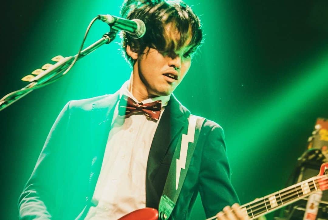 長島涼平のインスタグラム：「ラブミュージックフェスありがとう！！フレンズもテレフォンズも最高に楽しかった！！愛に溢れてましたな！  1枚目の写真は宇宙に連れ去られる寸前みたいで気に入ってます。  photo by @nekoze_photo  #lovemusic #ラブミュージックフェス #thetelephones #フレンズ」