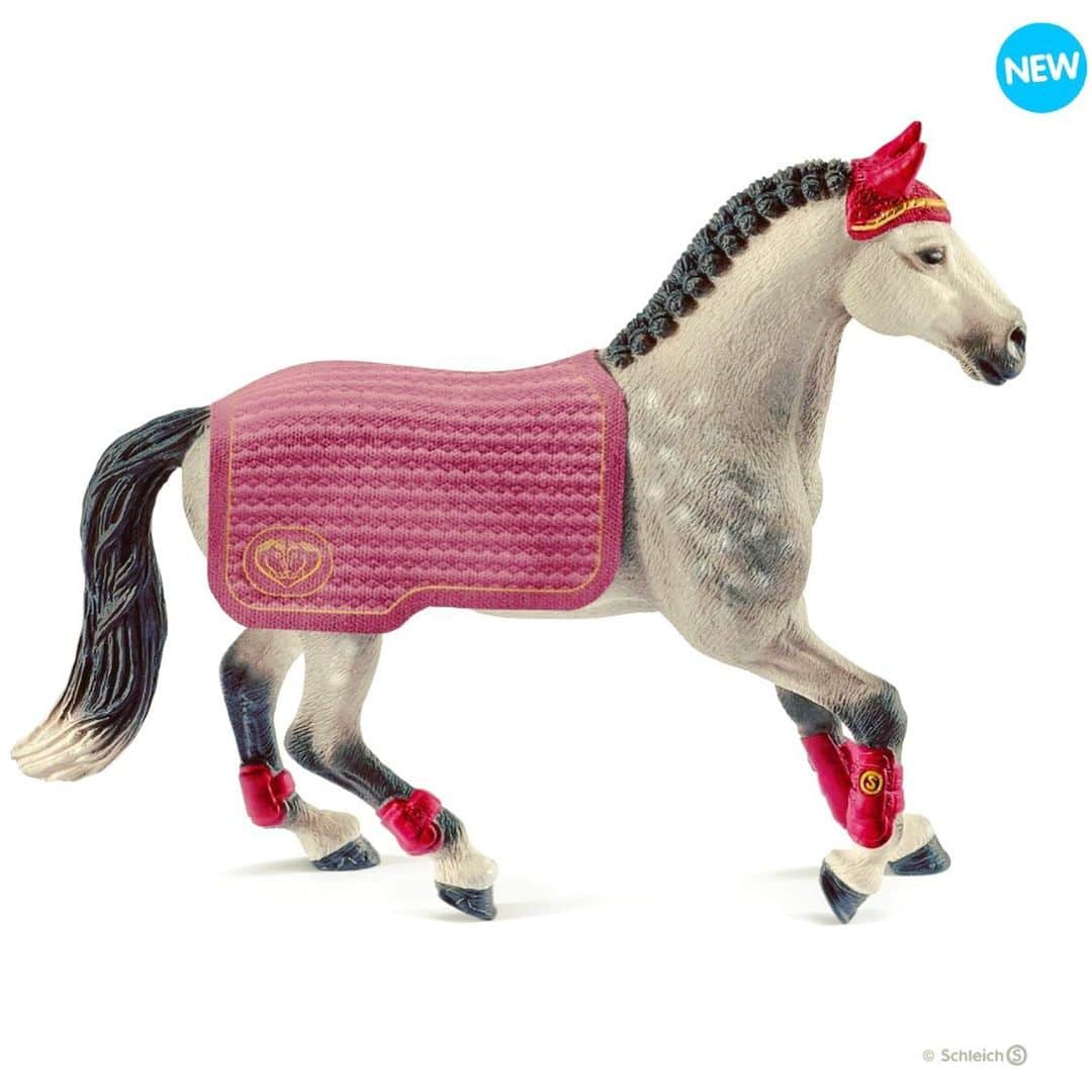 kidzoo+さんのインスタグラム写真 - (kidzoo+Instagram)「【42456 トラケナー馬（メス、トーナメント）】 トラケラー馬は優れたジャンプ力と優美さがあり、馬術ショーでは大活躍の馬です。  トラケナー馬は繊細な気質の持ち主のため、すぐに雑音に気を取られてしまいます。そのため、ショーでは「フライベール」と呼ばれる、耳用のカバーをかけます。これにより、トラケナーはジャンプや馬術競技に集中できます。  商品の詳細はプロフィールのURLからご覧いただけます！ ☛ @kidzooplus .  #シュライヒ #kidzooplus #馬 #動物 #フィギュア #知育玩具 #贈り物 #インテリア #誕生日プレゼント #名古屋市名東区 #玩具屋 #kids」6月1日 18時35分 - kidzooplus