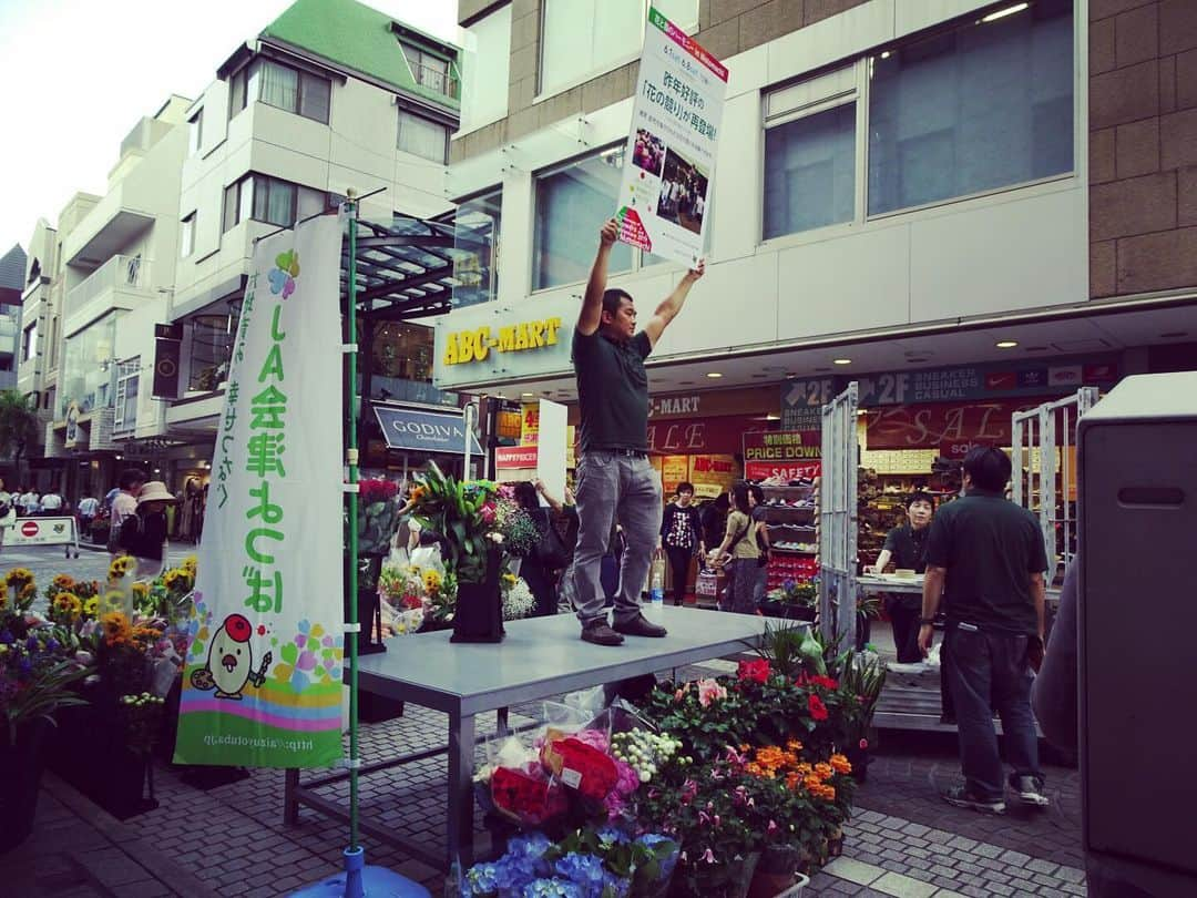 メルロコ一家の楽屋裏さんのインスタグラム写真 - (メルロコ一家の楽屋裏Instagram)「元町で花のセリ見学。 #yokohamamotomachi  #素人相手に#たかいたかーい#高額#途中でとめろよ#こら#アンコ」6月1日 18時38分 - merulocomocodon