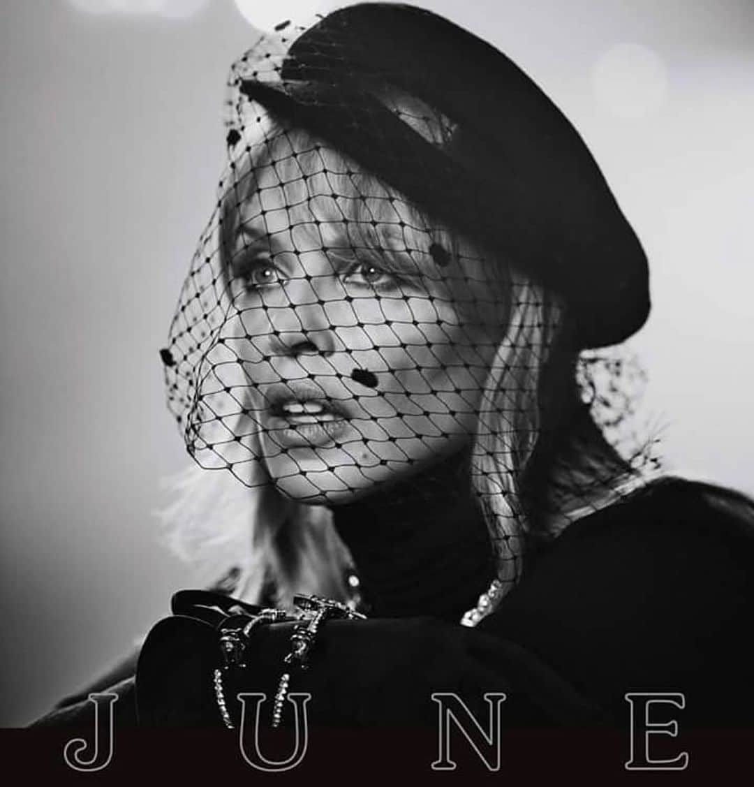 カイリー・ミノーグさんのインスタグラム写真 - (カイリー・ミノーグInstagram)「Hi June!!! 🗓」6月1日 18時40分 - kylieminogue