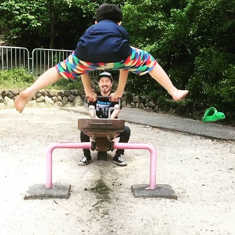 こーいちのインスタグラム：「シーソーと言えば  #ゲームか開脚」