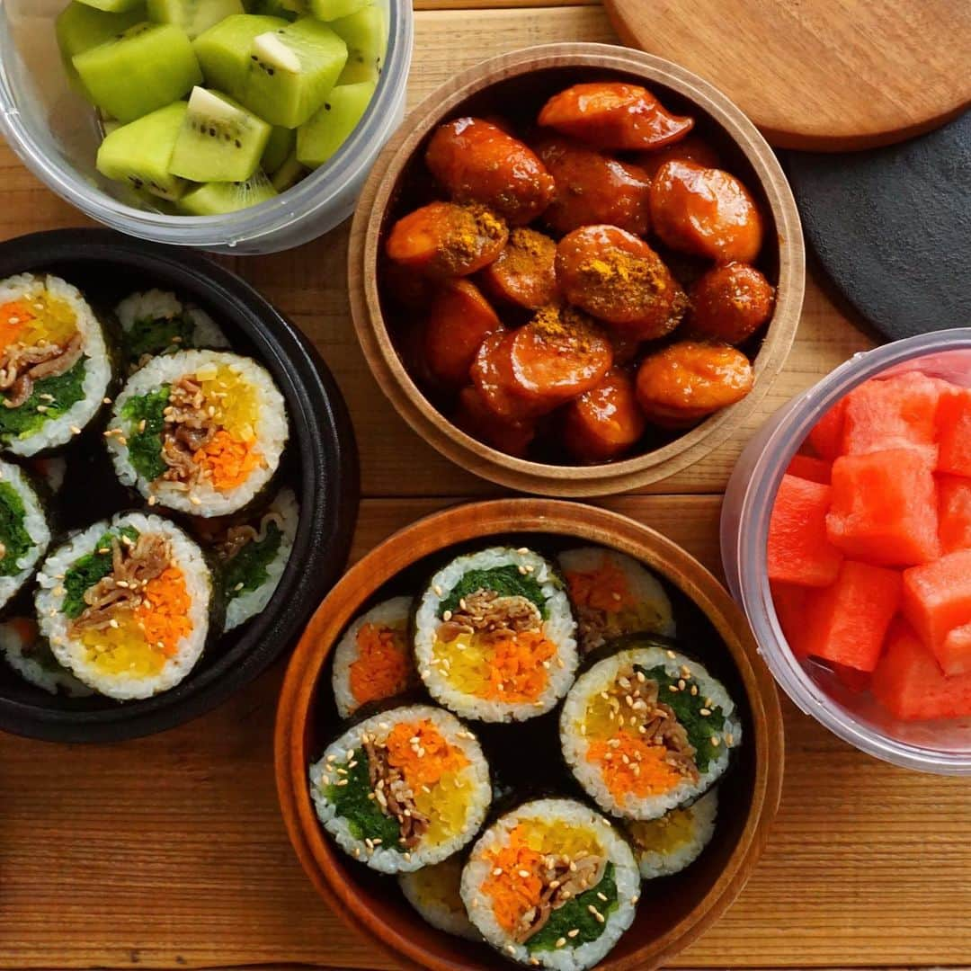 CHIKAのインスタグラム：「久しぶりの…🍱 *. 今日はワンカリだったからみんなで持ち寄って色々食べようってことでキンパとカレーウインナー🍴😋💗 相変わらずの具が多めの欲張りキンパ😂 久しぶりにキンパ作ったけど巻きが甘かったなぁ…☹️🈲 みんながモリモリ食べてくれたお陰であっという間になくなってホッとしたよ☺️💜 さてさて、皆様素敵な週末をお過ごしくださいね♡♡♡ *. *. *. #お弁当#弁当#曲げわっぱ#わっぱ#わっぱ弁当#旦那弁当#ちか弁#詰めるだけ弁当の会#とりあえず野菜食#暮らし#常備菜#作り置き#つくりおき#デリスタグラマー#お弁当記録#日々#クッキングラム#クッキングラムアンバサダー#日本が笑顔になるご飯#日本が元気になるご飯#おべんとう#たま木工#フーディーテーブル」