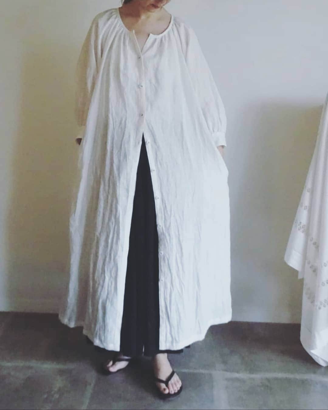 Keikoさんのインスタグラム写真 - (KeikoInstagram)「† Fika Tid あじさいいろの時間 急遽！ 明日の6.2sun.も 参加することになりました♪♪ and sumiresan. @sumiresan101 は 予定が合わず 本日までとなりましたが Shell Houseと morizooさん @morizoo1024 は あすまでご覧いただける機会をいただきました♡ 作品は 残り少なくなりましたが 気になっていた方は 是非明日の日曜日も お時間あれば お越しくださいね♪ 私は用事を済ませて 3時過ぎごろになりますが それまでは @nanayaya7852 もこちゃん @curlydoll.wardrobe ともちゃん @akiko_masunaga　あきこさん が対応してくださいますので どうぞよろしくお願い致します♡ @kei224 keiさんの美味しい焼き菓子も たくさんご用意しています❤️ 私もあしたカヌレとーブラウニーとー って買いたいお菓子がたくさんです！！ † Fika Tid あじさいいろの時間 6.2sun.まで 10:00~18:00 博多阪急7F アミュプラザ前特設会場 † #あじさいいろの時間#Fika#fikatid#ハンドメイド#リネン#ハンドメイドのお洋服#リネンのお洋服#handmade#linen」6月1日 18時41分 - shell_house1025