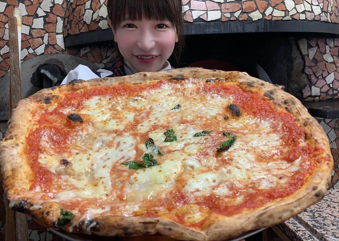 もえのあずきさんのインスタグラム写真 - (もえのあずきInstagram)「世界チャンピオンに巨大ナポリピッツァ作ってもらったぁ😋💓 食べてる動画載せてるからプロフィール欄からとんでYouTubeみてね💓 #ナポリピッツァ#pizzeriaetrattoriadaisa #ダイーサ#巨大ピザ#pizza#デカ盛り#大食い」6月2日 0時09分 - moeazukitty