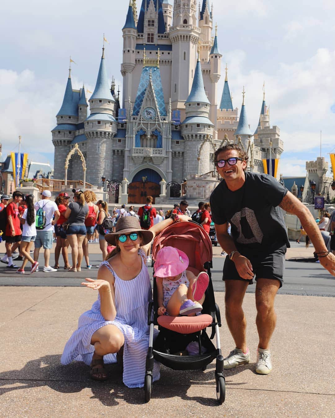 ケイシー・ネイスタットのインスタグラム：「she didn't want to take the picture 💁‍♂️」