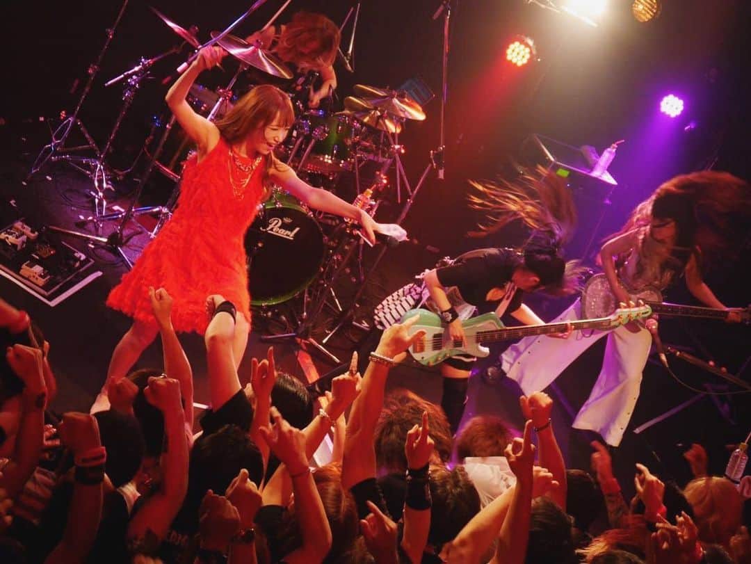Marinaさんのインスタグラム写真 - (MarinaInstagram)「【2019.06.01 水戸LIGHTHOUSE】 . Aldious Tour 2019 “Evoke” 11公演目 . SAKIdious with 成美ちゃん🌹 . 沢山の笑顔！拳！最高でした！ありがとうございました！！そして初！夜桜煽りも楽しかったな🌚🌸✨ . #Aldious #アルディアス #music #singer #guitarist #bassist #drummer #drums #Japan」6月2日 0時11分 - aldiousmarina