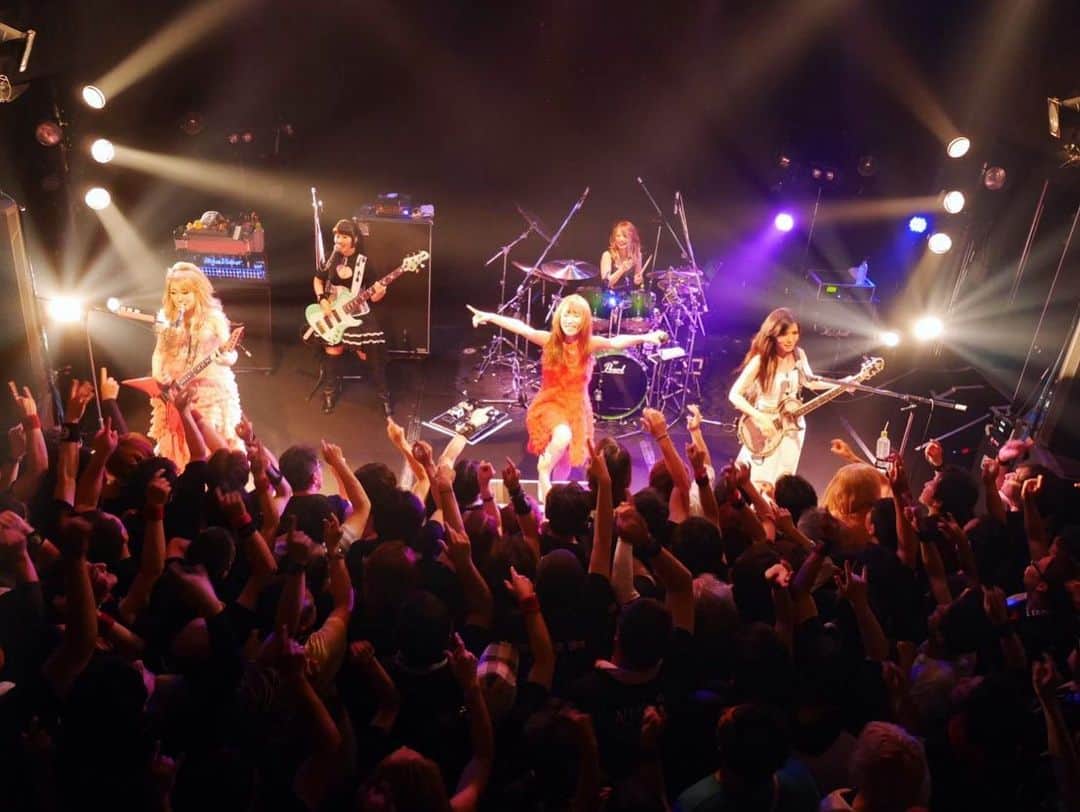 Marinaさんのインスタグラム写真 - (MarinaInstagram)「【2019.06.01 水戸LIGHTHOUSE】 . Aldious Tour 2019 “Evoke” 11公演目 . SAKIdious with 成美ちゃん🌹 . 沢山の笑顔！拳！最高でした！ありがとうございました！！そして初！夜桜煽りも楽しかったな🌚🌸✨ . #Aldious #アルディアス #music #singer #guitarist #bassist #drummer #drums #Japan」6月2日 0時11分 - aldiousmarina