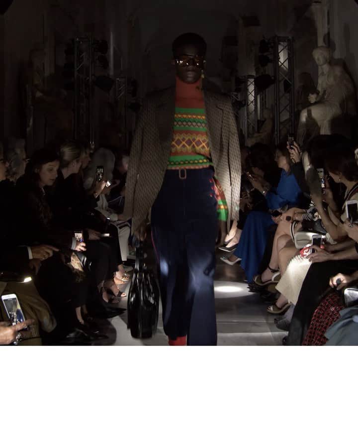 のインスタグラム：「Seen on the back of a men’s jacket in the #GucciCruise20 fashion show, the date: 09-11-89, which is the fall of the Berlin wall. This piece represents @alessandro_michele’s vision of freedom, equality and self-expression since he began as Creative Director in January 2015. @museiincomuneroma. #AlessandroMichele #MuseiCapitolini See a video of the collection through link in bio.」