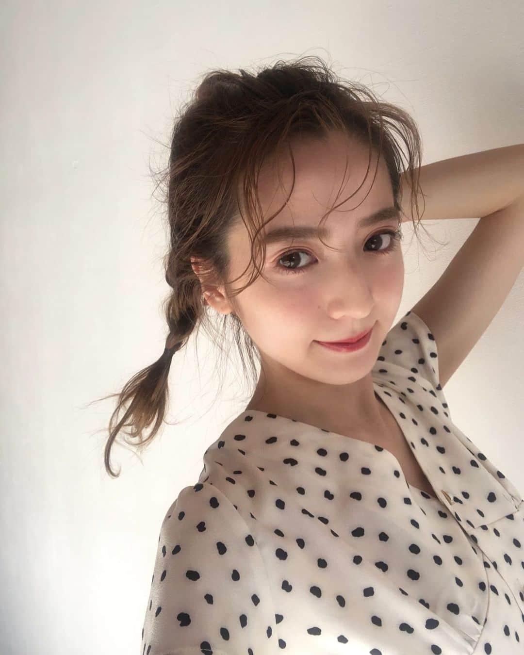 平木愛美のインスタグラム：「💛🌼 ろくがつすたーと！  関係ないですが、最近首のストレッチを意識しておこなっています。首って大切な場所なんだね。 姿勢も意識！ ほら！画面の前のスマホを見てるあなたさまも、ぴしっと姿勢を…💞🧸 スマホっ首がよくない。という本を最近読んで。改めて、意識意識。  体幹鍛えなきゃなあ。  #６月 #六一快乐」