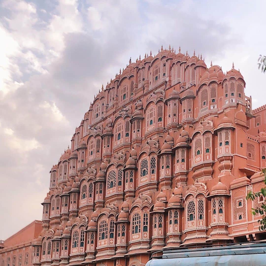 瀬戸あゆみさんのインスタグラム写真 - (瀬戸あゆみInstagram)「We've arrived Jaipur!🏰🇮🇳 今回のインド、一番の目的地・ラジャスタン州のジャイプールに着きました！ ここはPink cityと呼ばれる旧市街があったり、とにかくこのサーモンピンクの赤土色の建物が立ち並ぶとてもかわいい街。 写真はこの街の象徴、ハワー・マハル。 #ayumi_journey #india #jaipur」6月1日 18時46分 - setoayumi