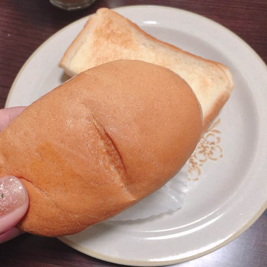 石井あみさんのインスタグラム写真 - (石井あみInstagram)「❂北九州 小倉名物シロヤのパン❂  小倉駅前にある、昔ながらのパン屋さん、シロヤ。 小さなオムレットは1個40円。  大好きな練乳パンは90円。 すこーしずつ値上がりしていって、 気づけばコンビニパンと変わらなくなったそうですがw 夫の実家へ帰ると、 必ず食べたくなる逸品です🍞 どうやって食べても練乳がとろ〜っと垂れるの！ フランスパンのような硬めのパンもまたいい。 フィリピン人も好きそうだなぁ。  #shiroya#シロヤ#bakery#小倉#北九州グルメ #第二の故郷 ◇─◇─◇─◇─◇─◇─◇─◇─◇─◇─◇─◇─◇─◇─◇ ［CEBUYOLO〜you only live once〜］ http://www.cebuyolo.com セブ島留学をサポートさせて頂いています。 無料相談はDM、メールにてお待ちしております✰ #cebu#セブ#cebuyolo#セブ島留学#セブ留学#セブ島親子留学#セブ島母子留学#語学留学#母子留学#親子留学#세부#セブ移住#セブ島移住#セブライフ#cebulife#セブ在住#セブ生活#セブ子育て#海外子育て#ママ ◇─◇─◇─◇─◇─◇─◇─◇─◇─◇─◇─◇─◇─◇─◇」6月1日 18時47分 - ami_cebuyolo