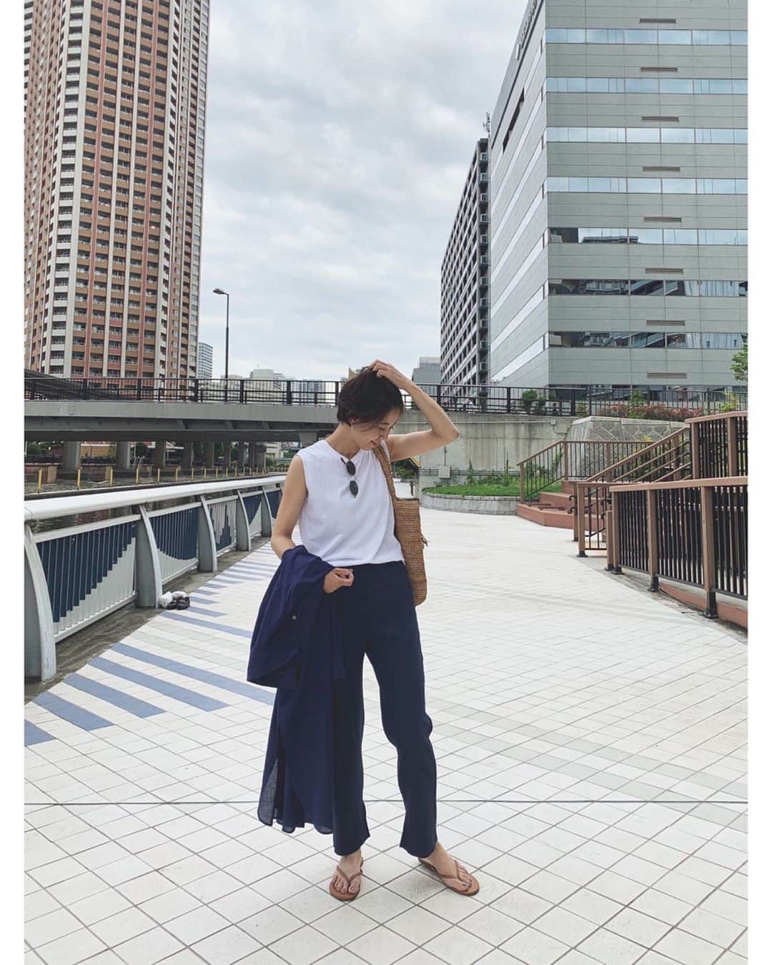 23区さんのインスタグラム写真 - (23区Instagram)「#23KU_DAYS 🚶🏼‍♂️﻿to TOKYO﻿ ﻿ 製品洗いをかけ、初めて袖を通した瞬間から肌に馴染むような仕立ての「SLOW 23区」。﻿ 柔らかさのあるシャツワンピースは、リブパンツと合わせて旬なスタイリングに❣️﻿ 大人のリラックス感漂うリブパンツは、裾内側のスリッドがポイント。足首が見えて軽やかなイメージに👌🏻﻿ ﻿ ﻿﻿ --------------------------------------------------﻿﻿﻿ 〈23区 Special Event〉﻿ 阪急うめだ本店にて、期間限定SHOP開催！﻿ ﻿ 23区がこだわる着心地の良いウエアと、集めたくなるような雑貨を取り揃えました。﻿ SLOWのフルラインナップに加え、限定ショップでしか手に入らないアイテムもご用意しております❣️﻿ ﻿ 6/5 (水)〜18(火)﻿ 阪急うめだ本店 4F コトコトステージ41﻿ ﻿ --------------------------------------------------﻿﻿﻿ ﻿﻿ BAG : BOBYKM0506  #CAMALYA ﻿ SHOES : SEBYKM9846 ﻿ @tkees ﻿﻿ ﻿﻿ #23区 #23區 #MYSTANDARD23 ﻿ #東京 #コーデ #リラックスコーデ #リブパンツ #リブレギンス #シャツワンピ #アースカラー #ワントーンコーデ  #ネイビーコーデ ﻿#fashion #style #relaxstyle #relaxfashion #code #coordinate #enshalla #TKEES #SLOW」6月1日 19時01分 - 23ku_official