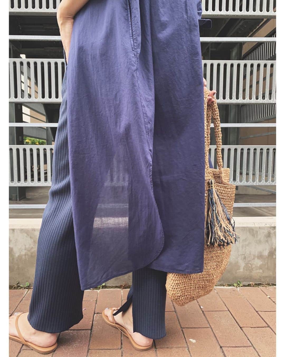 23区さんのインスタグラム写真 - (23区Instagram)「#23KU_DAYS 🚶🏼‍♂️﻿to TOKYO﻿ ﻿ 製品洗いをかけ、初めて袖を通した瞬間から肌に馴染むような仕立ての「SLOW 23区」。﻿ 柔らかさのあるシャツワンピースは、リブパンツと合わせて旬なスタイリングに❣️﻿ 大人のリラックス感漂うリブパンツは、裾内側のスリッドがポイント。足首が見えて軽やかなイメージに👌🏻﻿ ﻿ ﻿﻿ --------------------------------------------------﻿﻿﻿ 〈23区 Special Event〉﻿ 阪急うめだ本店にて、期間限定SHOP開催！﻿ ﻿ 23区がこだわる着心地の良いウエアと、集めたくなるような雑貨を取り揃えました。﻿ SLOWのフルラインナップに加え、限定ショップでしか手に入らないアイテムもご用意しております❣️﻿ ﻿ 6/5 (水)〜18(火)﻿ 阪急うめだ本店 4F コトコトステージ41﻿ ﻿ --------------------------------------------------﻿﻿﻿ ﻿﻿ BAG : BOBYKM0506  #CAMALYA ﻿ SHOES : SEBYKM9846 ﻿ @tkees ﻿﻿ ﻿﻿ #23区 #23區 #MYSTANDARD23 ﻿ #東京 #コーデ #リラックスコーデ #リブパンツ #リブレギンス #シャツワンピ #アースカラー #ワントーンコーデ  #ネイビーコーデ ﻿#fashion #style #relaxstyle #relaxfashion #code #coordinate #enshalla #TKEES #SLOW」6月1日 19時01分 - 23ku_official