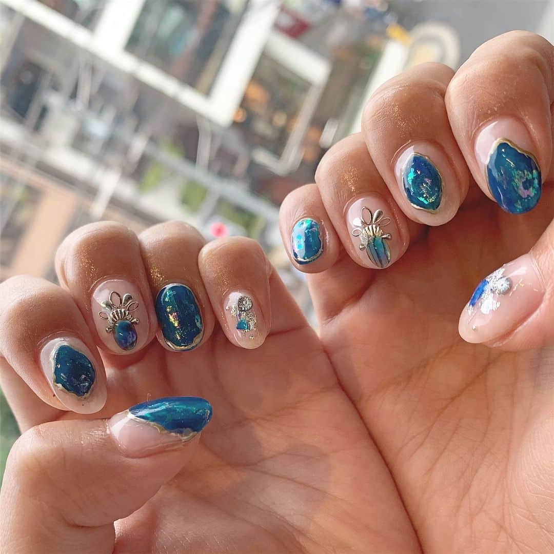 RUBY&ONYX by Kanako Miuraのインスタグラム：「持ち込み画像から♥︎ ・ ・ ・ 6/2  16:00〜  ご案内可能でございます🥰 その他のお時間もご相談くださいませ。  お子様もお隣に座れるペアルームや個室もございます💡 ・ ・ ・ 🌿月額制もやってます🌿 ○プレミアム会員(ハンド&フット)¥29,800(税抜)・ ○ハンドレギュラー会員¥14,800(税抜)・ ○フットレギュラー会員¥14,800(税抜)・ ・ それぞれ全てのメニューが月に何度でもご利用頂けます。  ご予約、お問い合わせはDMまたは 0354595882 LINE ID：@ rubynail までお気軽にどうぞ💫  #daikanyama#nailsalon#nail#gelnail#rubyandonyx#summer#summernails#handnail#mode#cool#studs#menscare#ART#mirrornails#メンズネイル#メンズケア#定額制ネイル#通い放題#ジェルネイル#ネイル#ノーサンディング#ショートネイル#大人ネイル#大理石ネイル#シンプルネイル#代官山ネイルサロン#トレンドネイル」