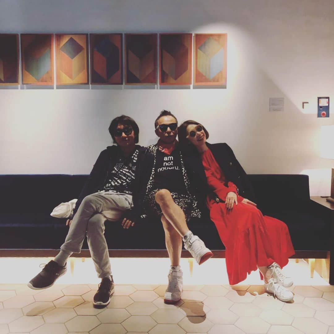 野宮真貴さんのインスタグラム写真 - (野宮真貴Instagram)「東京は夜の七時♪ 昨日のパーティーは懐かしい顔や新しい出会いもあって楽しい時間でした。 しかし、また歌っちゃいました😅 しかもヘッドホンをマイクに…。誰か私をとめて✋  #東京は夜の七時 #トーキョーキャンバス #DJ花見 #FPM #銀座 #野宮真貴 #missmakinomiya」6月1日 19時02分 - missmakinomiya