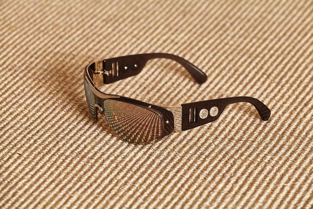ロベルトカバリさんのインスタグラム写真 - (ロベルトカバリInstagram)「The #RobertoCavalliSS19 eyewear collection gives a modern twist to the #new visor eyewear, full of textures and lucky symbols ornaments. #RobertoCavalliEyewear」6月1日 18時55分 - roberto_cavalli