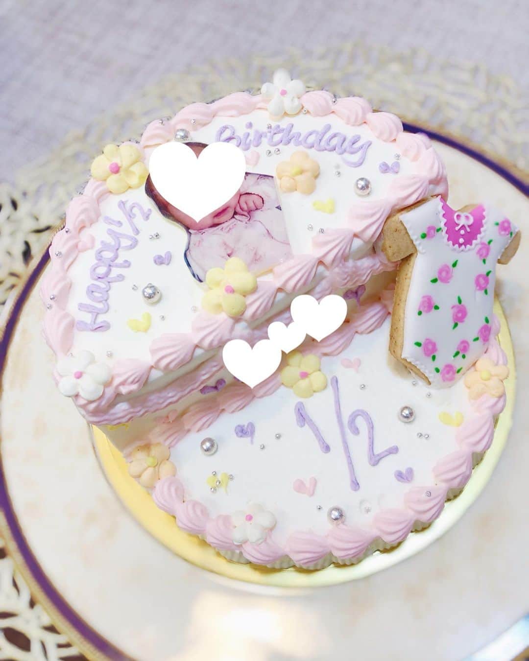小林真由さんのインスタグラム写真 - (小林真由Instagram)「娘のハーフバースデー🦄﻿ この半年間が濃すぎて﻿ もう何年も過ごしている気分🥺🌻﻿ 初めて知る気持ち、見る景色、﻿ 毎日が感動の連続で﻿ 娘にも周りの人にも感謝し尽くせないです。﻿ ﻿ 平成最後に平成1番の喜びを味わって﻿ 一緒に成長してる感じだ〜🙇🍎﻿ ﻿ 仲良しファミリーたちがお祝いしてくれて﻿ 幸せでした🥺🙏﻿ お兄ちゃんお姉ちゃん達と遊べて﻿ 娘もにこにこ！﻿ ﻿ #生後6ヶ月 #女の子 #ベビー #ハーフバースデー  #バースデー #誕生日 #baby #girl #birthday #halfbirthday #bd #手探りな毎日も半年 #ありがとう」6月1日 18時55分 - mayukobayashii