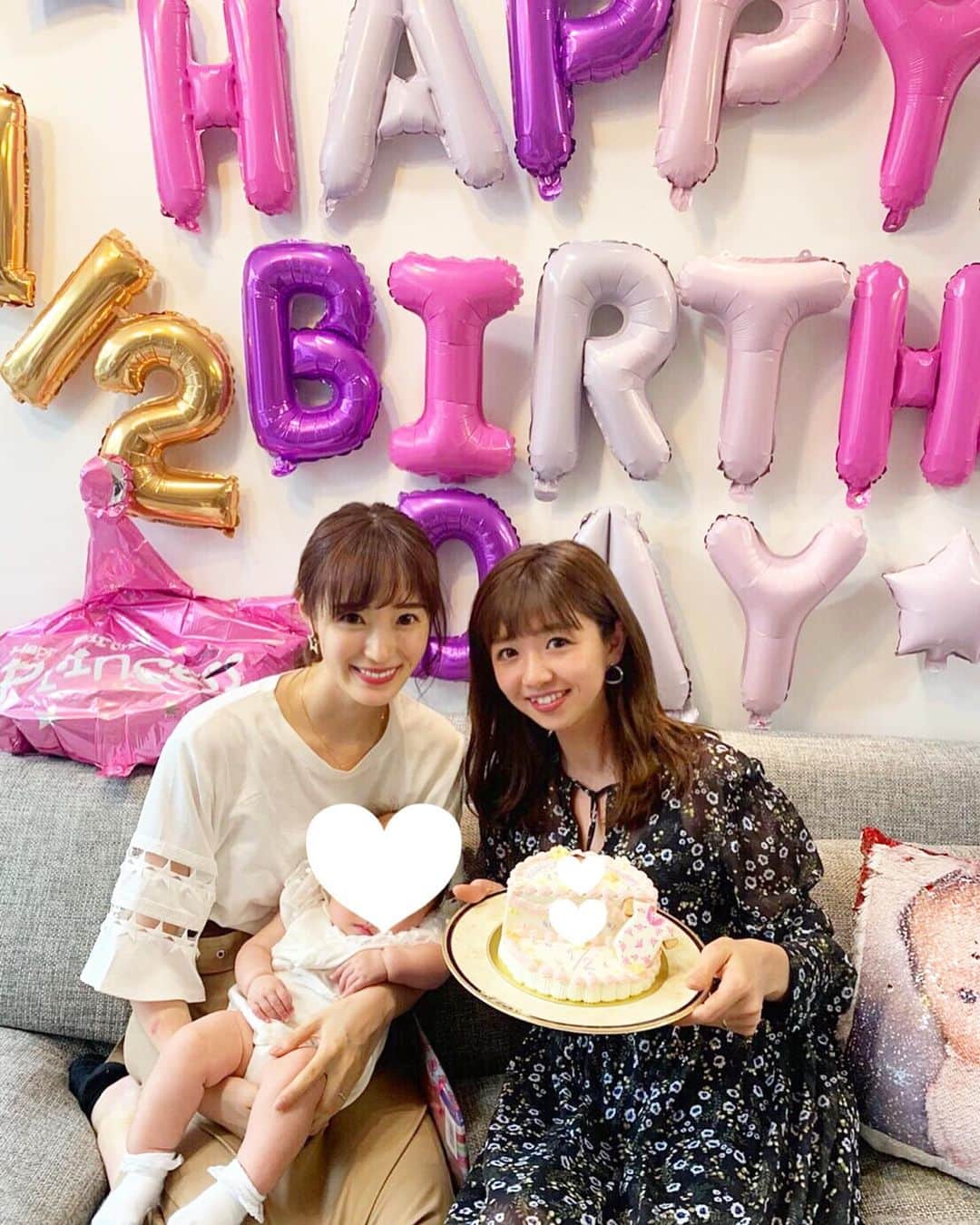 小林真由さんのインスタグラム写真 - (小林真由Instagram)「娘のハーフバースデー🦄﻿ この半年間が濃すぎて﻿ もう何年も過ごしている気分🥺🌻﻿ 初めて知る気持ち、見る景色、﻿ 毎日が感動の連続で﻿ 娘にも周りの人にも感謝し尽くせないです。﻿ ﻿ 平成最後に平成1番の喜びを味わって﻿ 一緒に成長してる感じだ〜🙇🍎﻿ ﻿ 仲良しファミリーたちがお祝いしてくれて﻿ 幸せでした🥺🙏﻿ お兄ちゃんお姉ちゃん達と遊べて﻿ 娘もにこにこ！﻿ ﻿ #生後6ヶ月 #女の子 #ベビー #ハーフバースデー  #バースデー #誕生日 #baby #girl #birthday #halfbirthday #bd #手探りな毎日も半年 #ありがとう」6月1日 18時55分 - mayukobayashii