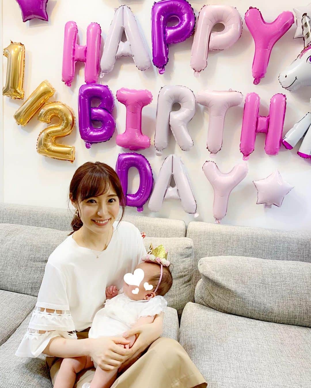 小林真由のインスタグラム：「娘のハーフバースデー🦄﻿ この半年間が濃すぎて﻿ もう何年も過ごしている気分🥺🌻﻿ 初めて知る気持ち、見る景色、﻿ 毎日が感動の連続で﻿ 娘にも周りの人にも感謝し尽くせないです。﻿ ﻿ 平成最後に平成1番の喜びを味わって﻿ 一緒に成長してる感じだ〜🙇🍎﻿ ﻿ 仲良しファミリーたちがお祝いしてくれて﻿ 幸せでした🥺🙏﻿ お兄ちゃんお姉ちゃん達と遊べて﻿ 娘もにこにこ！﻿ ﻿ #生後6ヶ月 #女の子 #ベビー #ハーフバースデー  #バースデー #誕生日 #baby #girl #birthday #halfbirthday #bd #手探りな毎日も半年 #ありがとう」