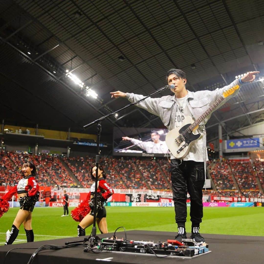 のインスタグラム：「@miyavi_ishihara と #コンサドールズ が無事勝利に貢献！！⚽️⚽️⚽️ #repost @hokkaido_consadole_sapporo ・・・ 本日の広島戦は『HardRock Experience Thanks Match』ということで、ギタリストのMIYAVIさんとコンサドールズによる HALF TIME SHOWが行われました✨ . #hardrock @hardrockjapan  #MIYAVI @miyavi_ishihara . . MIYAVIさんのギターの音に札幌ドーム中が包まれ、勝利に向け最高の雰囲気を作っていただきました😎🎸ありがとうございました！ . そして、明日は Zepp SapporoにてMIYAVIさんのLIVEが行われるそうです！今日の勝利の余韻に浸りつつ、ギターの音に酔いしれたいですね🎸 . #consadole #コンサドーレ #Jリーグ　#JLEAGUE #football #soccer #supporter #サポーター #soccerphotography #soccertime #北海道　#HOKKAIDO #札幌　#SAPPORO #music #guitar #consadolls #entertainment ©️2019 CONSADOLE」