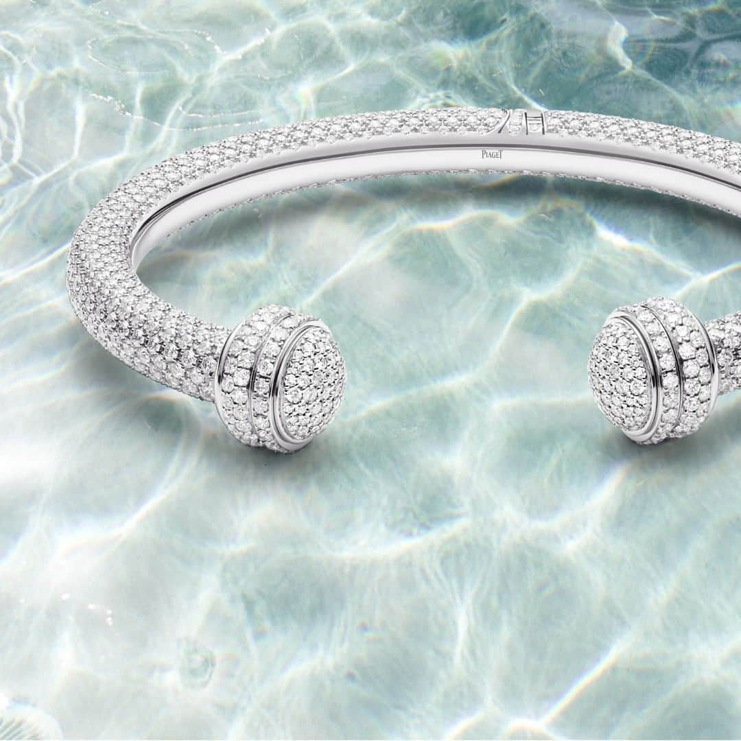 のインスタグラム：「Upgraded. With over 1,200 diamonds on your wrist, it's going to be a good day. #PiagetPossession  #Piaget #Jewellery #PiagetJewellery」