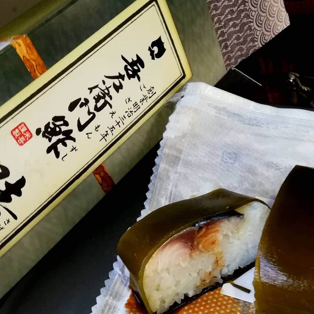 松本隆博のインスタグラム：「。 マジで美味い(≧∇≦)/ 吾左衛門鮓の鯖寿司。 これは別物級に美味いね。 電車内で1本ぺろりだ。」
