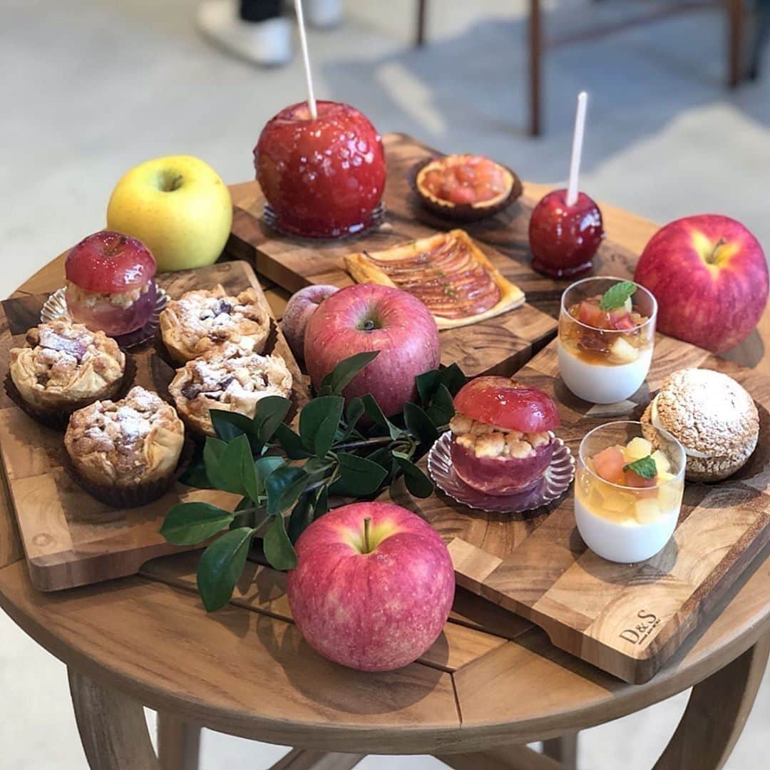 UWASAさんのインスタグラム写真 - (UWASAInstagram)「.⠀⠀⠀ 【#uwasa_兵庫】⠀⠀⠀⠀⠀ 兵庫県・神戸市にある「à la ringo (あら、りんご。)」をご紹介🎉✨⠀⠀ 「à la ringo (あら、りんご。)は、青森りんごの楽しさ、奥深さを伝える、青森りんごの専門店です🍴🌈⠀⠀ 店内では、季節ごとに収穫される様々な品種のりんごを販売しています🍎💞⠀⠀ その他、りんごのクランブルや、りんごパイ、焼きりんご、りんごサイダーなどりんごを使ったメニューがいっぱい😆🎶⠀ 思う存分美味しいりんごを堪能できるお店です😋💗⠀ ＊⠀⠀ à la ringo [あら、りんご。] ☞(@a_la_ringo )⠀⠀ ＊⠀⠀⠀ ↓素敵なアカウントはこちら⠀⠀⠀ [photo by:@makiko7272]⠀⠀⠀ ＊⠀⠀⠀⠀⠀⠀⠀⠀⠀ <<✏️=========================>>⠀⠀⠀ グルメに関する素敵なお写真を⠀⠀⠀⠀⠀⠀⠀⠀⠀ 厳選してご紹介しています📷🌈⠀ 【 @uwasa_gourmet 】 or 【 #uwasa 】⠀ をタグ付けであなたの投稿が⠀⠀⠀⠀⠀⠀⠀⠀⠀ Instagramや記事で紹介されちゃうかも👀🎉⠀⠀⠀ 皆さんの素敵なご投稿お待ちしています🌸⠀⠀⠀⠀⠀⠀⠀⠀ <<=========================🔍>>⠀⠀ ＊⠀⠀⠀⠀⠀ #兵庫 #兵庫カフェ #神戸 #神戸カフェ #りんご #リンゴ #林檎 #焼きりんご #カフェタイム #カフェ #cafe #カフェ部 #カフェ巡り #スイーツ #お洒落 #맛집 #シナモン #美味しい #スイーツ部 #かわいい #カフェ好きな人と繋がりたい #スイーツ #パフェ #パフェ部 #旅行好きな人と繋がりたい #おやつ #お洒落さんと繋がりたい #置き画」6月1日 19時00分 - joshime_gourmet